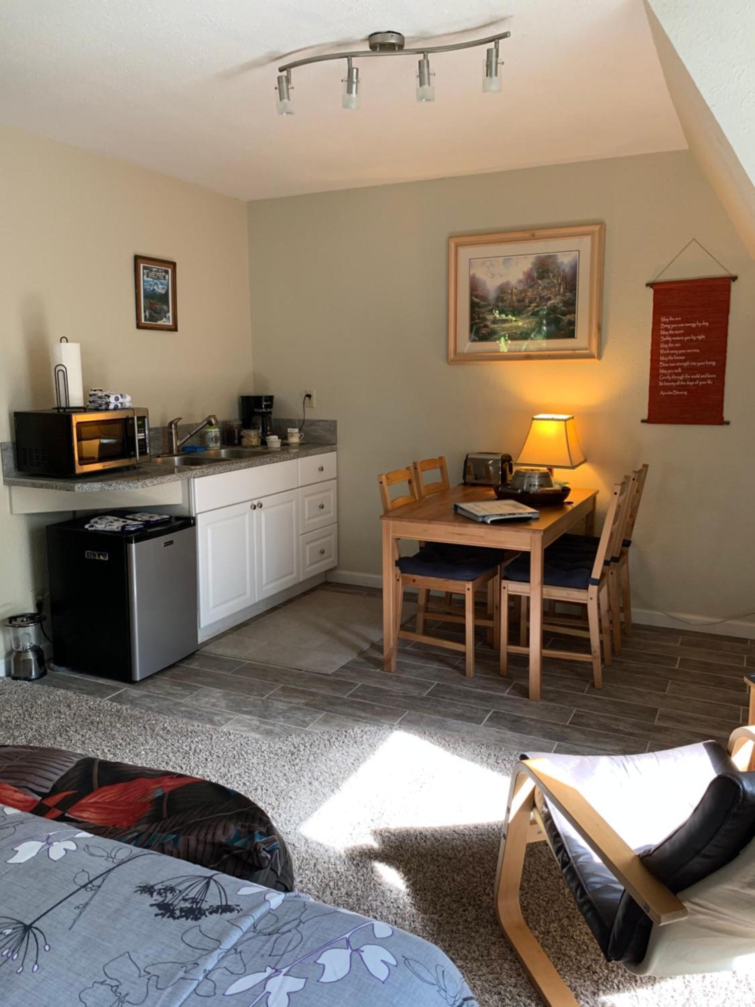 Mountain Meadows Inn & Chalet Suites Ashford Room photo
